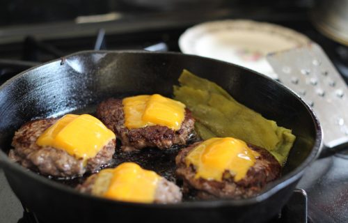 Sjajan trik za vegansku čizburger tortilju: Tako ukusan, kao da je pravi (RECEPT+VIDEO)