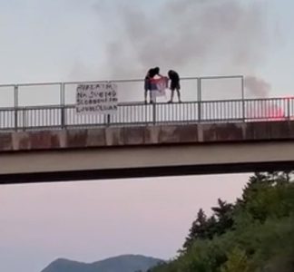 Divljanje u Hrvatskoj: Zapalili zastavu Srbije uz transparent o “Oluji”