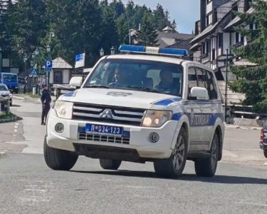 Interventna doživela šok kod Surčina: Flomasterom nacrtao tablicu na skupom “audiju” i vozio po autoputu