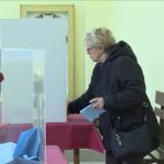 RIK odlučio: Na biračkim mestima i kartonski i novi paravani-kabine