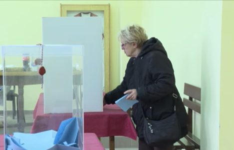 RIK odlučio: Na biračkim mestima i kartonski i novi paravani-kabine