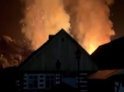 Izgorela crkva Svetog Nikole iz 17. veka: Vatra progutala jednu od najstarijih drvenih svetinja (VIDEO)