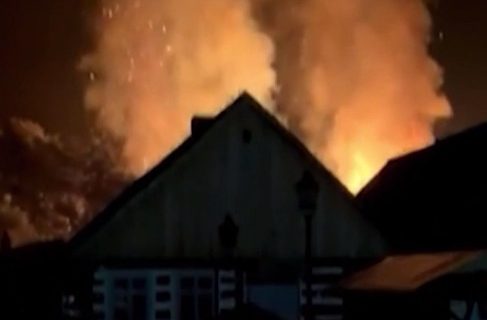 Izgorela crkva Svetog Nikole iz 17. veka: Vatra progutala jednu od najstarijih drvenih svetinja (VIDEO)