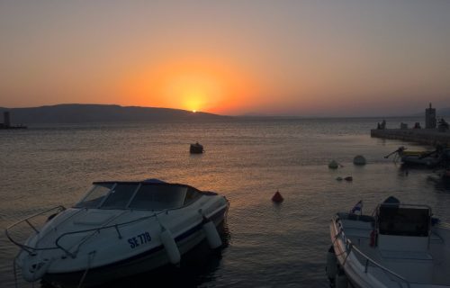 "Besplatna ležaljka": Bizarna scena u Hrvatskoj, na plažu doplovio mrtvački kovčeg (FOTO)