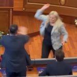 Kurtija gađali jajima i napali u skupštini: Opšti haos u Prištini (VIDEO)