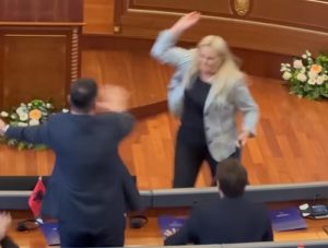 Kurtija gađali jajima i napali u skupštini: Opšti haos u Prištini (VIDEO)