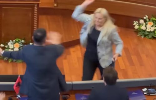 Kurtija gađali jajima i napali u skupštini: Opšti haos u Prištini (VIDEO)