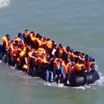 Zapalio se "megačamac" sa oko 160 migranata u Lamanšu: Obalska straža pokrenula akciju