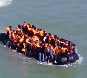 Zapalio se “megačamac” sa oko 160 migranat u Lanamšu: Obalska straža pokrenula akciju