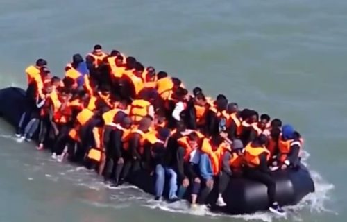 Zapalio se "megačamac" sa oko 160 migranata u Lamanšu: Obalska straža pokrenula akciju