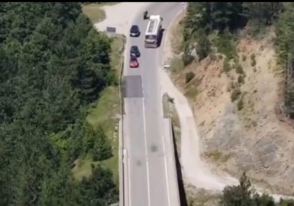 MUP objavio snimak “lova” dronom: Za nekoliko sati 15 vozača uhvaćeno u prekršaju na najopasnijoj deonici