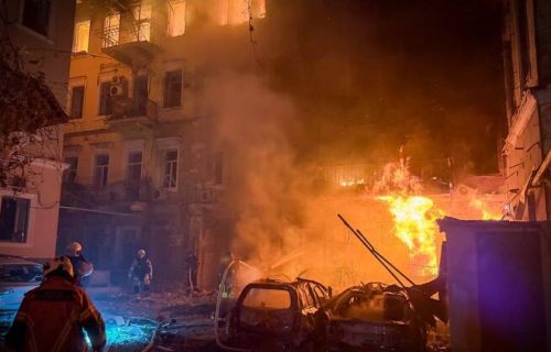 Jedan od najtežih udara na Odesu: Lansirano skoro 100 dronova i raketa, grad prekriven dimom (VIDEO)