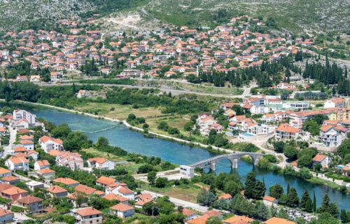 Pronađena eksplozivna naprava u saksiji sa cvećem? Policija hitno intervenisala na mostu u Brčkom