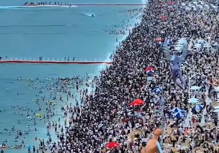 Srećno onima koju ovde letuju: Na plaži dugoj 1,8 km se upakuje i do 200.000 ljudi, snimci za nevericu