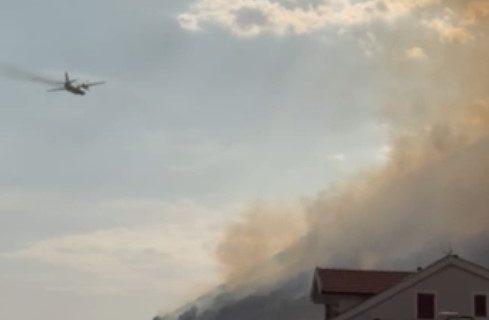 Požari na crnogorskoj obali: Bijela i Baošići bez struje i vode, avioni gase vatru