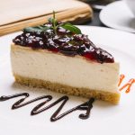 Hrskavi čizkejk sa višnjama i ovsenim mrvicama : Pravi letnji kolač (RECEPT+VIDEO)