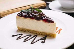 Hrskavi čizkejk sa višnjama i ovsenim mrvicama : Pravi letnji kolač (RECEPT+VIDEO)