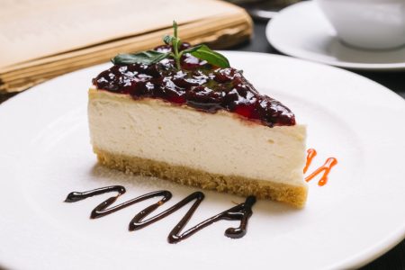Hrskavi čizkejk sa višnjama i ovsenim mrvicama : Pravi letnji kolač (RECEPT+VIDEO)