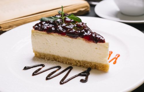 Hrskavi čizkejk sa višnjama i ovsenim mrvicama : Pravi letnji kolač (RECEPT+VIDEO)