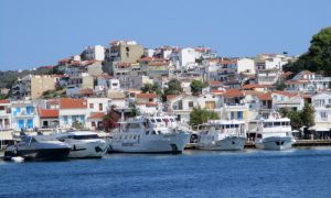 Drama na Zakintosu, šestoro povređenih, turistički brod udario u betonske blokove