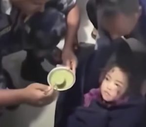 Snimak čuda u Nepalu: Spasioci izvukli devojčicu (6) nakon tri dana ispod blata i ruševina