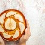 Kolač od krušaka i čokolade: Brz i jednostavan, za one koji ne vole kremaste kolače (RECEPT+VIDEO)