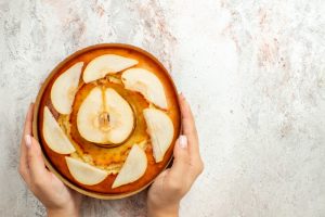 Kolač od krušaka i čokolade: Brz i jednostavan, za one koji ne vole kremaste kolače (RECEPT+VIDEO)