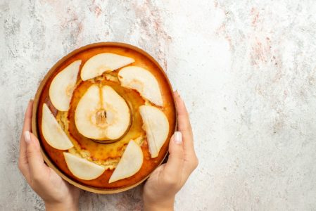 Kolač od krušaka i čokolade: Brz i jednostavan, za one koji ne vole kremaste kolače (RECEPT+VIDEO)