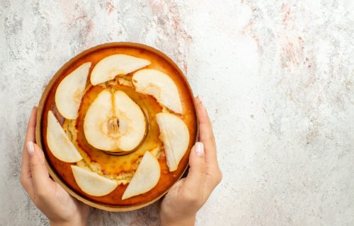 Kolač od krušaka i čokolade: Brz i jednostavan, za one koji ne vole kremaste kolače (RECEPT+VIDEO)
