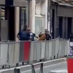 Snimak terorističkog napada u Francuskoj: Krenuo na policajce sa tri noža i vikao "Alahu akbar"