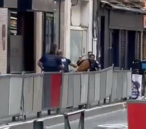 Snimak terorističkog napada u Francuskoj: Krenuo na policajce sa tri noža i vikao “Alahu akbar”