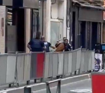 Snimak terorističkog napada u Francuskoj: Krenuo na policajce sa tri noža i vikao “Alahu akbar”