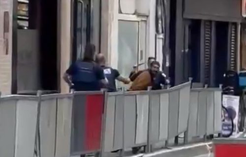 Snimak terorističkog napada u Francuskoj: Krenuo na policajce sa tri noža i vikao "Alahu akbar"