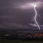 Grom udario u kuću tokom nevremena, zapalio se krov