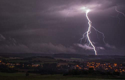 Grom udario u kuću tokom nevremena, zapalio se krov
