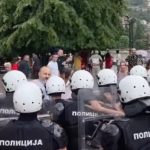 Sukob demonstranata i policije u Užicu, grupa građana pokušala da spreči skup SNS-a