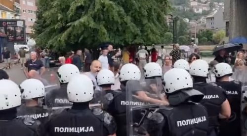 Sukob demonstranata i policije u Užicu, grupa građana pokušala da spreči skup SNS-a