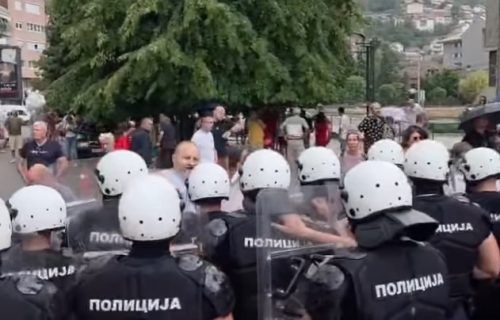 Sukob demonstranata i policije u Užicu, grupa građana pokušala da spreči skup SNS-a