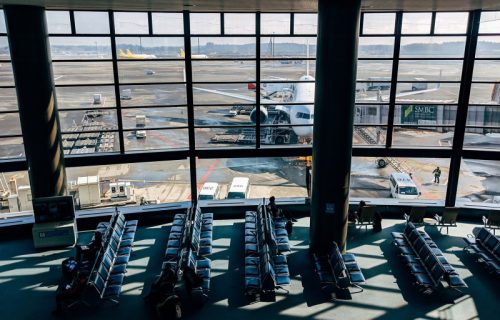 Avionu pukle dve gume pri sletanju u Čikagu: Pista zatvorena, putnici evakuisani