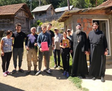 Vladika Ilarion posetio porodicu Nenada Raškovića: Duboka neizvesnost i strah nakon prebijanja