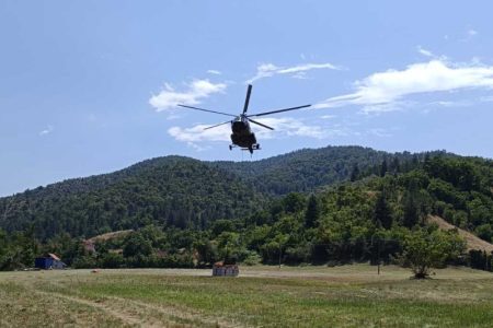 Više od 100 ljudi i 30 vozila gase požar na Stolovima, učestvuje i helikopter Mi-17 Vojske Srbije