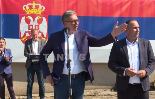 Vučić stigao u Guču: Predsednik obilazi livnicu i obraća se građanima