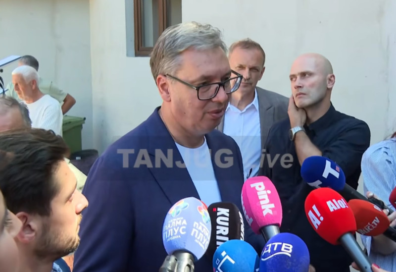 (UŽIVO) Vučić u Paraćinu tokom obilaska radova, majci obolelog deteta obećao lek