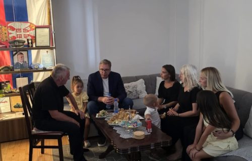 Nećemo ga zaboraviti: Vučić posetio porodicu poginulog starijeg vodnika Milovana Jovanovića