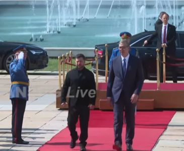 Crveni tepih, garda i intoniranje himni: Vučić svečano dočekao Zelenskog ispred Palate Srbija