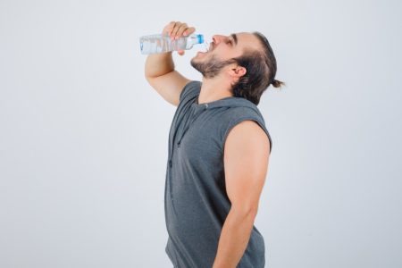 Grgljanje slanom vodom, protiv prehlade: Šta nauka zaista kaže o “triku od 30 sekundi”
