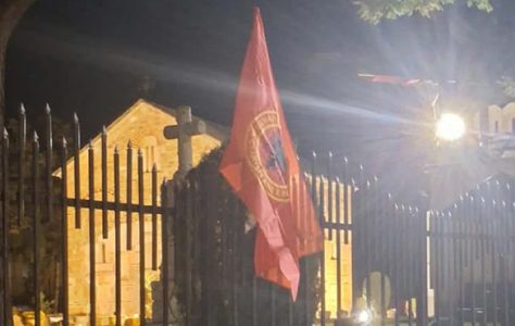 Srpske svetinje opet na udaru: Snimali se i hvalili kako kače zastave tzv. OVK na ogradu crkve u Lipljanu