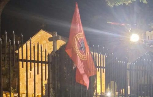 Srpske svetinje opet na udaru: Snimali se i hvalili kako kače zastave tzv. OVK na ogradu crkve u Lipljanu