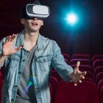Da li ćemo uskoro filmove u bioskopima gledati kroz VR naočare? Prve sale već ukidaju platno