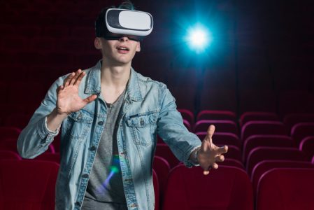 Da li ćemo uskoro filmove u bioskopima gledati kroz VR naočare? Prve sale već ukidaju platno